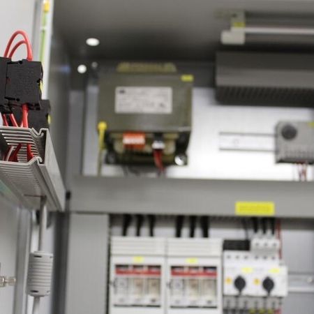 Industrielle Steuerungskomponenten und Module von Wiechert Steuerungsbau GmbH.