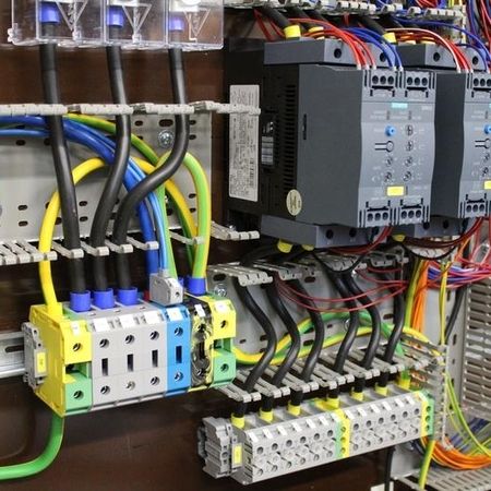 Industrielle Steuerungskomponenten und Module von Wiechert Steuerungsbau GmbH.