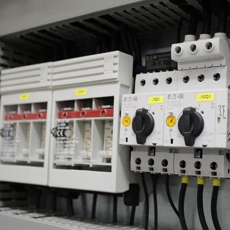 Industrielle Steuerungskomponenten und Module von Wiechert Steuerungsbau GmbH.