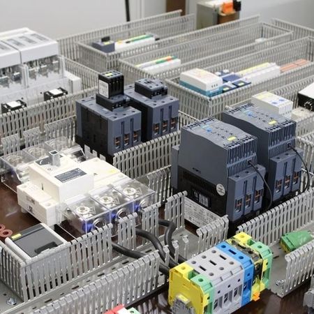 Industrielle Steuerungskomponenten und Module von Wiechert Steuerungsbau GmbH.