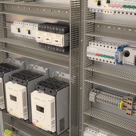 Industrielle Steuerungskomponenten und Module von Wiechert Steuerungsbau GmbH.