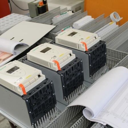 Industrielle Steuerungskomponenten und Module von Wiechert Steuerungsbau GmbH.