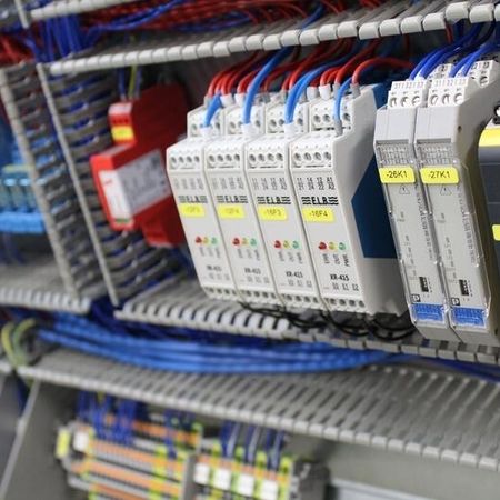 Industrielle Steuerungskomponenten und Module von Wiechert Steuerungsbau GmbH.