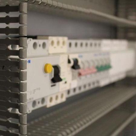 Industrielle Steuerungskomponenten und Module von Wiechert Steuerungsbau GmbH.